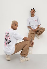 YOURTURN UNISEX - T-shirt estampada - white