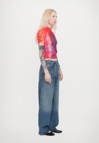 Paolina Russo SHORT SLEEVE RASH GUARD - Potiskana majica - cherry
