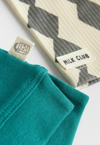 Neizbrano, blue green milk club