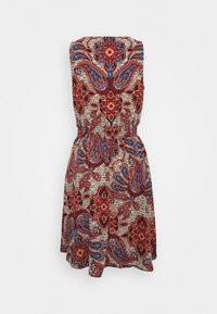 Robe sans manches avec un corsage ajusté et une jupe évasée ; présente un motif cachemire rouge, bleu et crème et une taille élastique pour un bon ajustement.