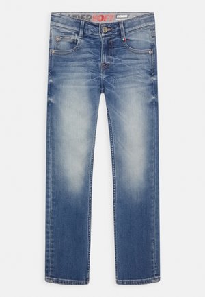 Blå slidte denimjeans med forlommer, knaplukning, bæltestropper og let whiskering-detalje på lårene.