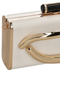 Weiße Clutch mit goldenen Beschlägen und einem geschwungenen Akzentdetail. Verfügt über eine rechteckige Form und eine glatte Textur mit einem schwarzen Verschluss.