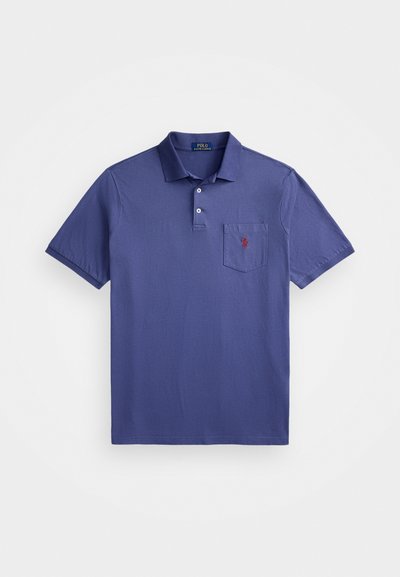 Μωβ polo μπλούζα κατασκευασμένη από βαμβάκι, με τρεις κουμπί και κοντά μανίκια, καθώς και τσέπη στο στήθος με κόκκινη ραφή λογότυπου.