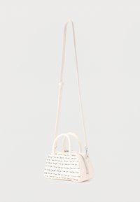 Μικρή λευκή τσάντα χειρός με δύο λαβές και μακρύ λουράκι, καλυμμένη με επαναλαμβανόμενο κείμενο «Σ' αγαπώ» σε μαύρο και κόκκινο, απεικονίζεται σε λευκό φόντο.