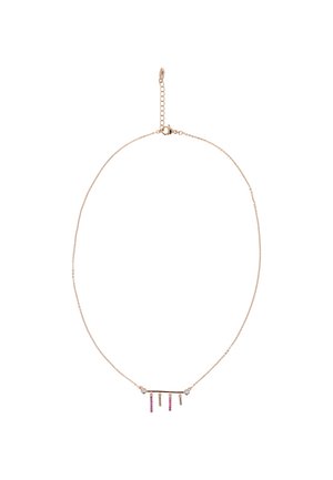 Gouden ketting met een horizontale staaf waaraan drie hangende elementen zijn bevestigd: twee roze edelstenen en een gouden accent. Minimalistisch ontwerp.