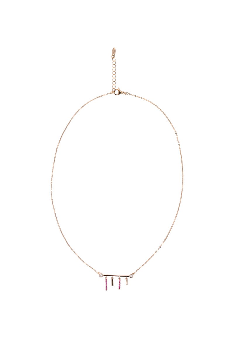 Gouden ketting met een horizontale staaf waaraan drie hangende elementen zijn bevestigd: twee roze edelstenen en een gouden accent. Minimalistisch ontwerp.