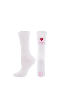 Białe skarpetki do połowy łydki z ryżowanym wzorem, z czerwoną serduszkiem i napisem "AMORE" w kolorze różowym z przodu.