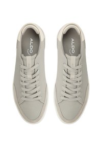 Zapatillas de deporte gris claro con un acabado de cuero suave, puntera redondeada y cordones planos. Presentan una suela de goma blanca y un sutil logotipo en la plantilla.
