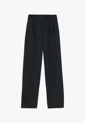 Zwarte, op maat gemaakte, high-waist broek met plooien, riemlussen en een sluiting met een knoop aan de voorkant.