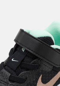 Nike Performance NIKE REVOLUTION 6 (TDV) - Sapatos para corrida em estrada - black/metallic red bronze/mint foam/canyon purple