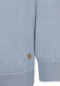Pullover in maglia azzurro chiaro con tessuto testurizzato, polsini a costine e una piccola etichetta in pelle marrone sul lato.