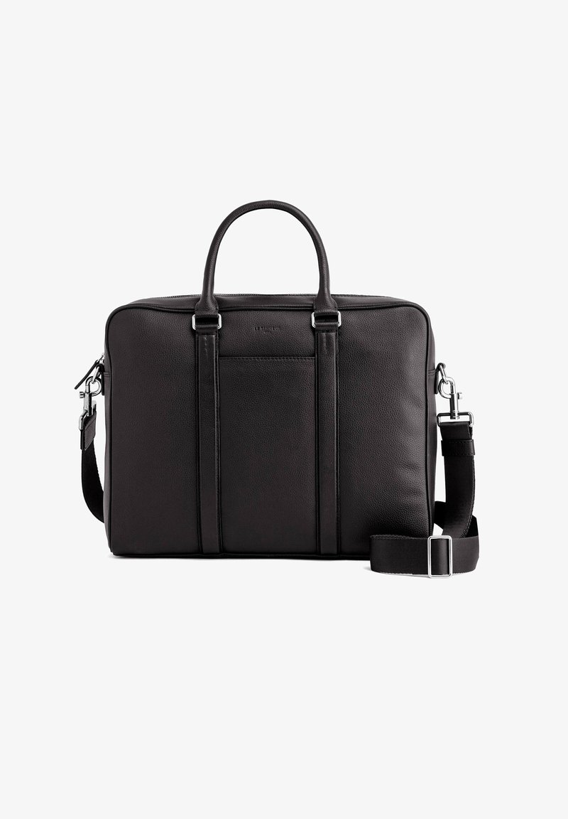 Maletín de cuero negro con dos asas superiores, correa de hombro desmontable, superficie texturizada y bolsillo frontal con líneas verticales.