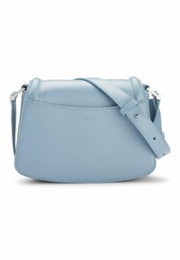 Borsa a tracolla in pelle blu chiaro con forma arrotondata, tracolla regolabile e cuciture sottili. Presenta il logo del marchio sul davanti.