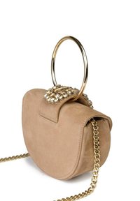 Torebka z jasnobeżowego zamszu z okrągłym złotym uchwytem, ozdobną klapą z kamieni szlachetnych oraz odpinanym złotym paskiem na ramię. Okrągły kształt i gładka tekstura.