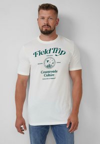 Witte katoen t-shirt met een grafische print op de voorkant in donkergroen met de tekst: "Field Trip," "Countryside Culture," en natuurbeelden. Korte mouwen.