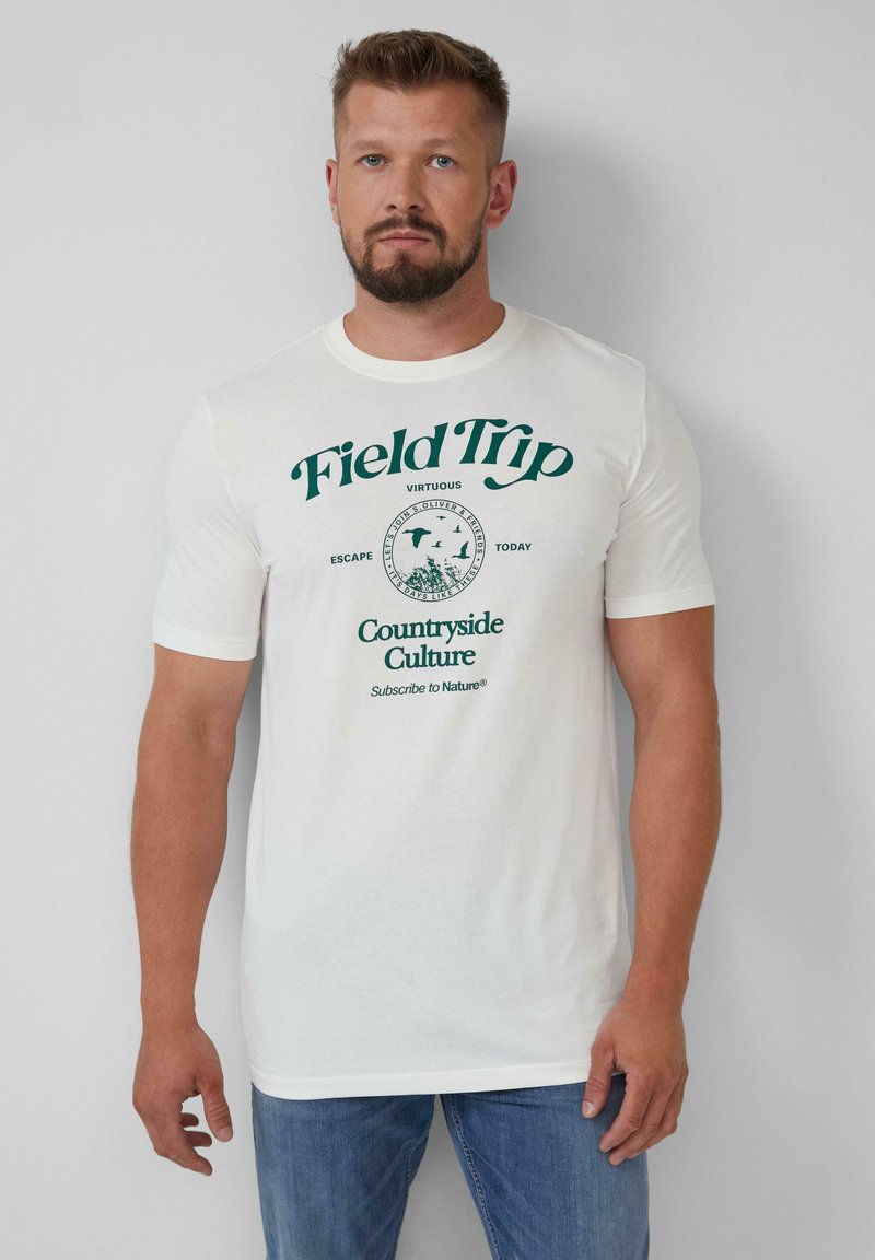 Witte katoen t-shirt met een grafische print op de voorkant in donkergroen met de tekst: "Field Trip," "Countryside Culture," en natuurbeelden. Korte mouwen.