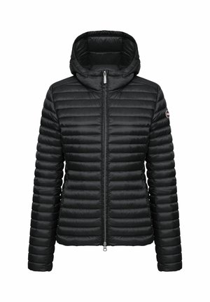Czarna pikowana kurtka z kapturem, z poziomym przeszyciem i zamkiem z przodu, przeznaczona na zimną pogodę.