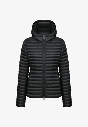 Fekete, párnázott, kapucnis dzseki vízszintes steppeléssel és elülső cipzárral, hideg időjárásra tervezve.