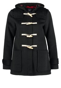 Cappotto di lana nero con cappuccio, chiusure a ganci, tasche sul petto e polsini a maglia. Fodera in tessuto a quadri rossi per un tocco in più.