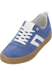 Baskets en daim bleu clair avec des lacets et des accents blancs. Elles disposent d'une semelle en caoutchouc et d'un logo sur la languette. Silhouette basse classique.