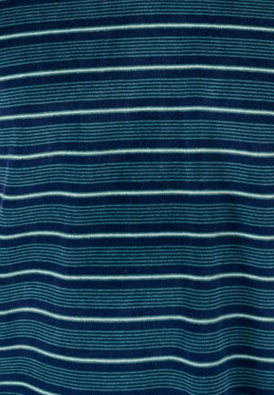 Korte mouwen top met horizontale strepen in variërende tinten blauw en groen, met dunne witte lijnen ertussen voor contrast.