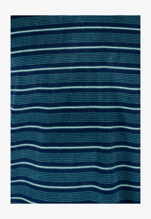 Kurzärmliges Oberteil mit horizontalen Streifen in verschiedenen Blau- und Grüntönen, durchzogen von dünnen weißen Linien für den Kontrast.