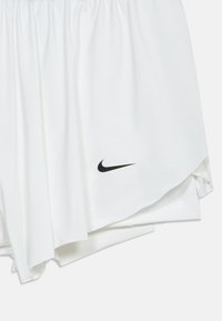 Shorts atletici albi cu un logo Nike swoosh negru aproape de tiv, fabricat dintr-un material ușor și respirabil, cu o talie elastică.