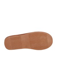 Suela de zapato de goma en marrón claro con una superficie texturizada. Presenta un patrón de espiga para el agarre y una punta lisa y redondeada.