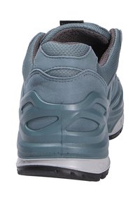 Scarpa da ginnastica blu con tomaia a struttura testurizzata, colletto imbottito e suola di supporto con dettagli a ritaglio. La vista posteriore mostra i particolari delle cuciture.