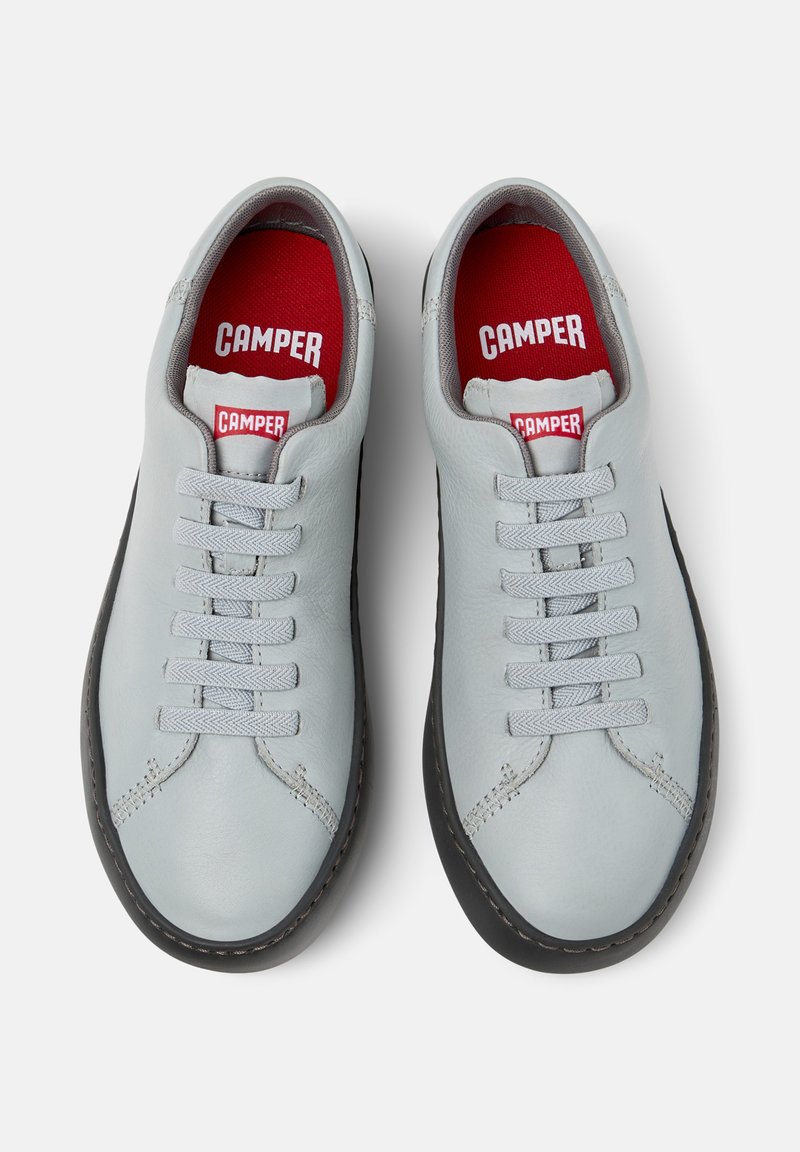 Graue Lederschuhe mit glatter Oberfläche, runde Zehenform, sechs Schnürlöchern und einem kontrastierenden roten Innenfutter. Markenlabel sichtbar an der Zunge.