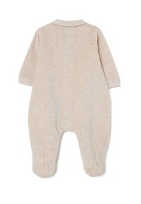 Un body para bebé de color beige claro, hecho de material de microfibra suave, que cuenta con un cuello, mangas largas y puños elásticos en los pies.