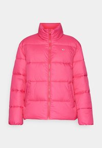 Giacca a vento in un vivace rosa, caratterizzata da un colletto alto, chiusura lampo frontale e due tasche laterali con sezioni imbottite per l'isolamento.