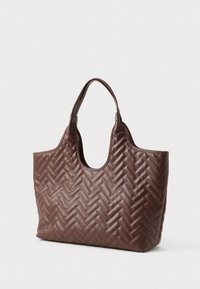 Hnedá prešívaná kabelka z kože s tkaným vzorom a dvojitými ramennými popruhmi, na jednoduchom bielom pozadí.