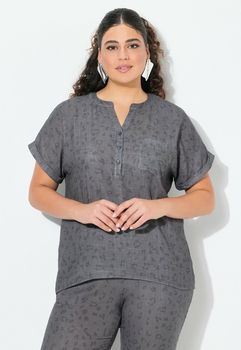 Camicia grigia a maniche corte con bottoni, scollo a V, stampa leopardo discreta, taschino sul petto e maniche arrotolate, realizzata in tessuto leggero e testurizzato.