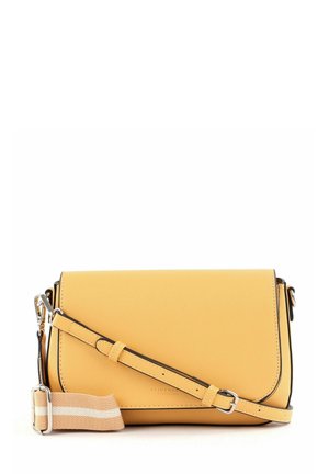 Sac banane jaune en matière synthétique texturée, doté d'un rabat, d'une bandoulière réglable à rayures et d'un bord noir.