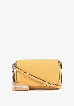 Sac banane jaune en matière synthétique texturée, doté d'un rabat, d'une bandoulière réglable à rayures et d'un bord noir.