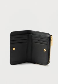 Fekete bőrből készült pénztárca, több kártyatartó rekesszel, cipzáras záródással és aranyszínű díszgombbal. Simább textúra és téglalap alak.