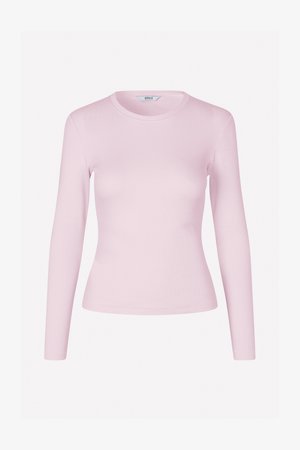 Ružový priliehavý top s dlhým rukávom vyrobený z rebrovanej látky s okrúhlym výstrihom. Hladká textúra, elastický strih a minimálne švy pre pohodlie.