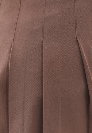 Nahaufnahme eines braunen Stoffs mit vertikalen Nahtlinien und feiner diagonalem Köperbindungsmuster.