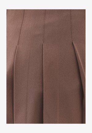 Nahaufnahme eines braunen Stoffs mit vertikalen Nahtlinien und feiner diagonalem Köperbindungsmuster.