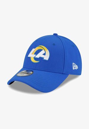 Blauwe baseballpet van stof. Heeft een geborduurd wit en geel logo aan de voorkant, een gebogen klep en ventilatiegaten.