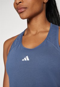 adidas Performance ESSENTIALS granatowy