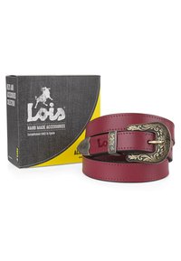 Cinturón de cuero burdeos con una hebilla de latón antiguo detallada. Presentado en una caja negra y amarilla, etiquetada como "Lois Accesorios Hechos a Mano."