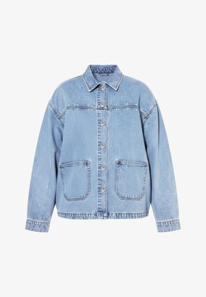 Veste en denim bleu clair avec boutons sur le devant, deux grandes poches, col pointu et petits clous décoratifs le long de la couture de la poitrine.