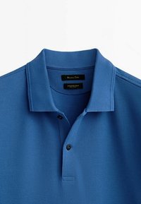 Polo bleu texturé avec col côtelé, deux boutons noirs et étiquettes de marque visibles à l’intérieur de l’encolure.