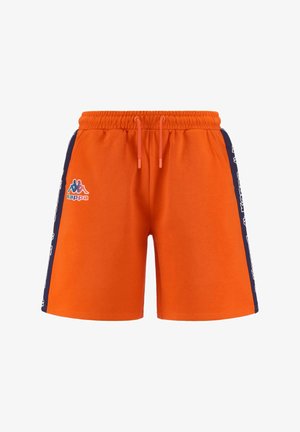Shorts Kappa di un vivace arancione con vita elastica, stringhe e pannelli laterali blu navy che presentano il logo Kappa e testo di branding bianco.