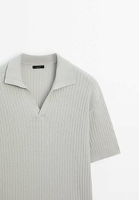Polo gris clair côtelé à manches courtes avec un large col ouvert, présenté à plat sur fond blanc.