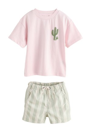 Pinkes Kurzarmhemd mit grünem Kaktus-Print kombiniert mit hellgrünen und weiß gestreiften Shorts mit Kordelzug.