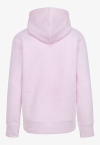 Rosa hettegenser med et mykt stoff, lange ermer og hette med snor. Baksiden er enkel uten synlige logoer eller design.