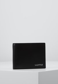 Portofel din piele neagră cu o textură netedă, formă rectangulară și logo-ul argintiu "VALENTINO" pe față. Design minimalist.